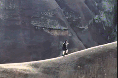 Thót tim cảnh du khách liều lĩnh chinh phục ngọn núi mảnh như lưỡi dao