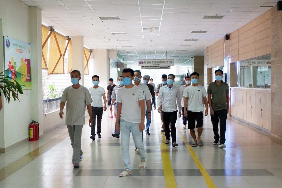 Rưng rưng cảm xúc ngày ra viện của gần 200 công dân về từ Ghi-nê Xích Đạo - 11 Rưng rưng cảm xúc ngày ra viện của gần 200 công dân về từ Ghi-nê Xích Đạo - 11