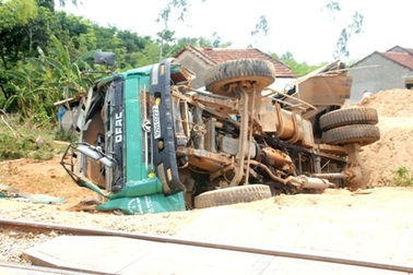 Tàu hỏa tông xe tải lật nghiêng, 2 tài xế bị thương nặng