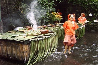 Kỳ lạ nhà hàng nằm ngay dưới chân thác