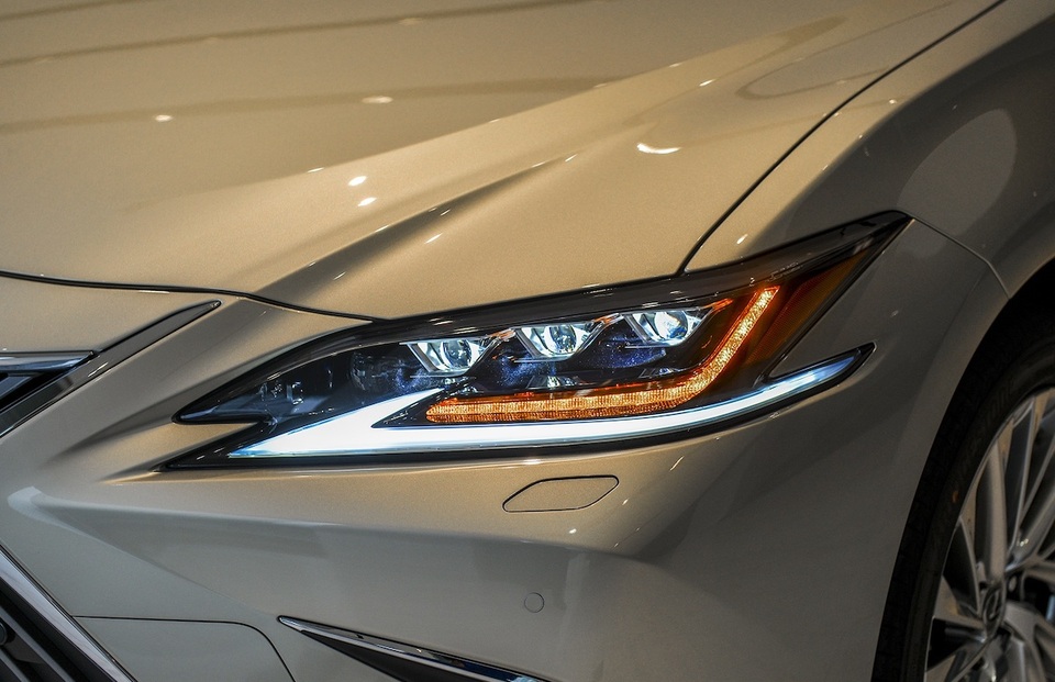Lexus ES 2021 về Việt Nam bổ sung trang bị an toàn, giá từ 2,54 tỷ đồng - 2 Lexus ES 2021 về Việt Nam bổ sung trang bị an toàn, giá từ 2,54 tỷ đồng - 2