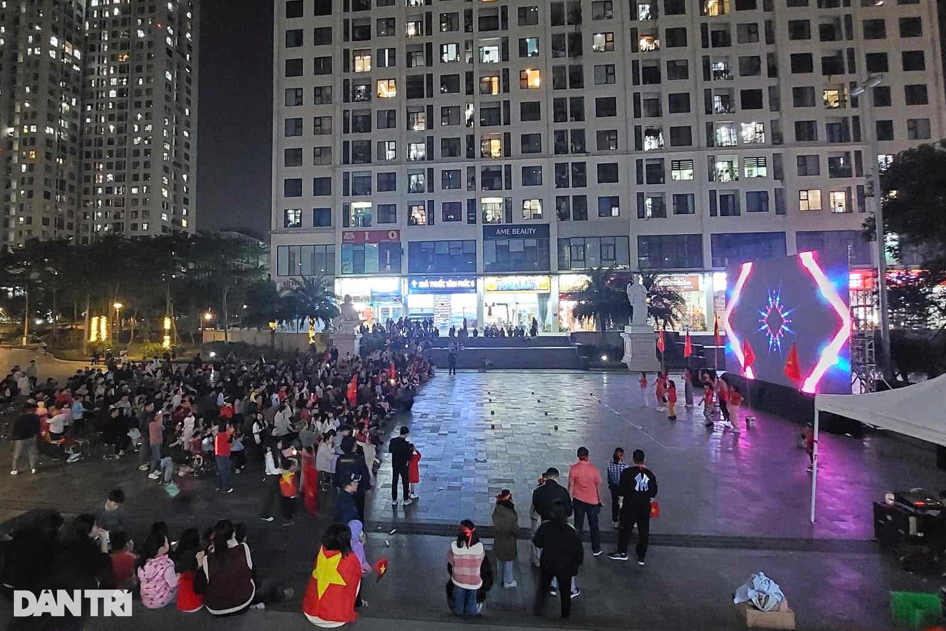 Không khí hàng triệu người hâm mộ cả nước cuồng nhiệt cổ vũ tuyển Việt Nam - 12 Không khí hàng triệu người hâm mộ cả nước cuồng nhiệt cổ vũ tuyển Việt Nam - 12
