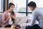 Tôi uất ức dọn đồ ra khỏi nhà khi bố mẹ sang tên đất cho anh trai
