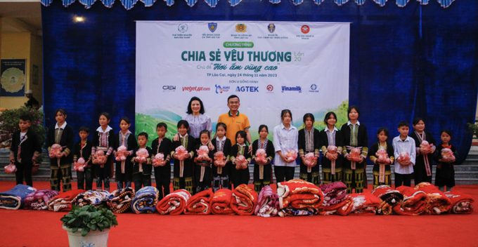 Ban tổ chức chương trình trực tiếp trao tặng hàng trăm phần quà đến các em học sinh tại xã Tả Phời, TP Lào Cai.