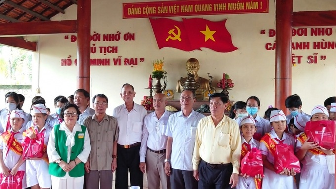 Đoàn đại biểu Trung tâm CEDC cùng Lãnh đạo xã Thanh Bình và Trung tướng, Anh hùng Lực lượng vũ trang Nguyễn Việt Thành dâng hương tưởng niệm các Anh hùng Liệt sĩ tại ban thờ ở nhà quản trang và tại nghĩa trang.