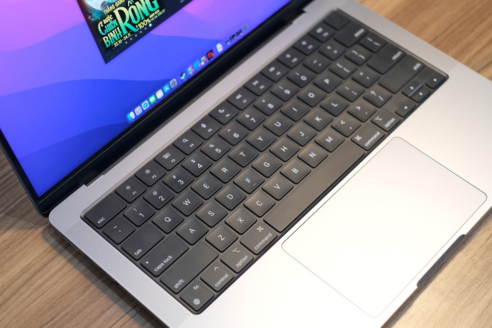 Cận cảnh MacBook Pro tai thỏ tại Việt Nam, giá hơn 50 triệu đồng - 3 Cận cảnh MacBook Pro tai thỏ tại Việt Nam, giá hơn 50 triệu đồng - 3
