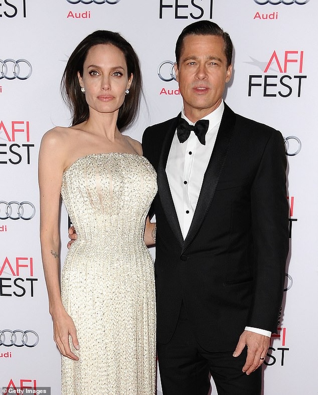 Brad Pitt từ bỏ quyền nuôi con: Cặp đôi vàng một thuở thôi làm khổ nhau - 1