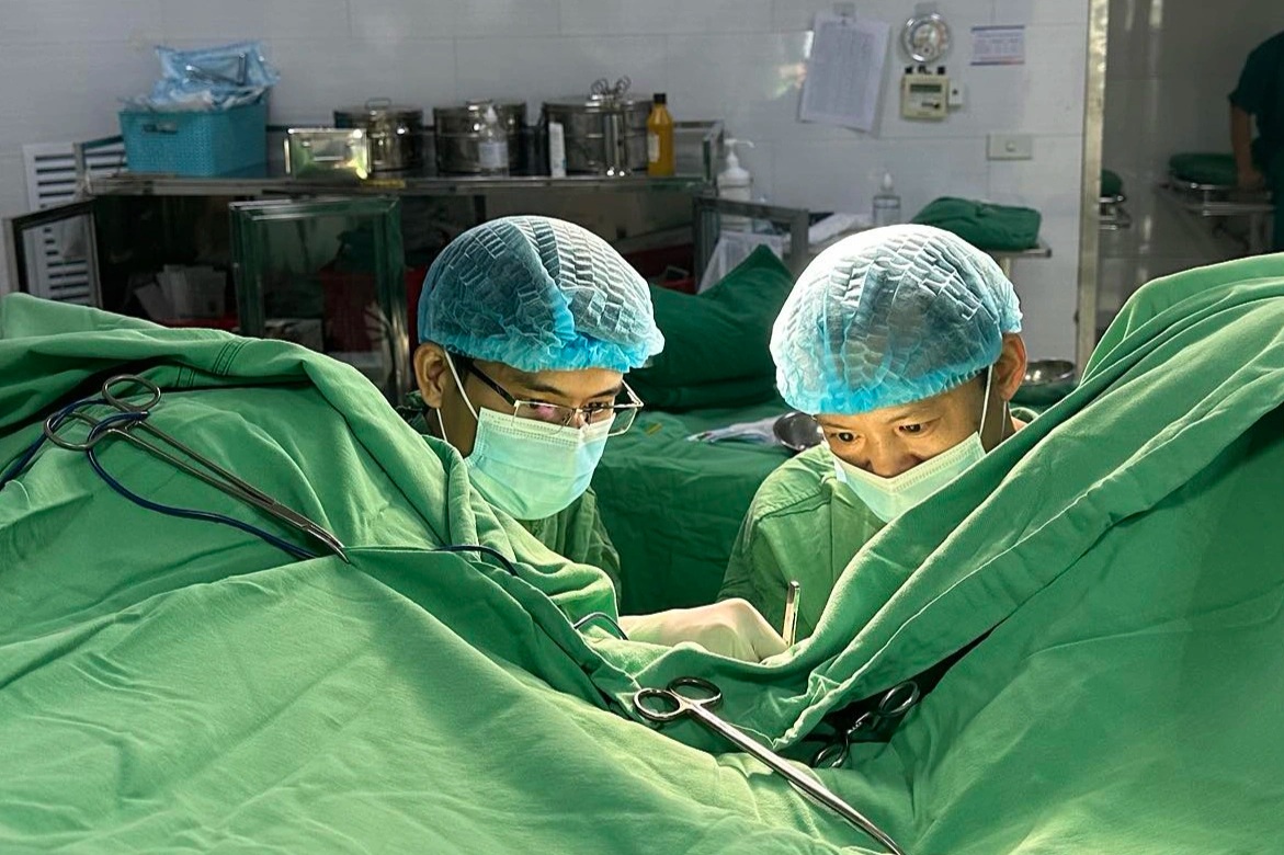 Người đàn ông vào viện với vùng kín phình to như quả bóng - 1