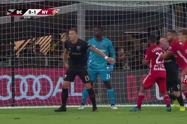 Wayne Rooney lĩnh hậu quả nặng nề vì thúc cùi chỏ đối thủ