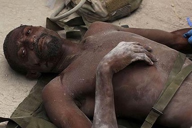 Cứu sống người đàn ông chôn vùi 2 tuần dưới đống đổ nát Haiti