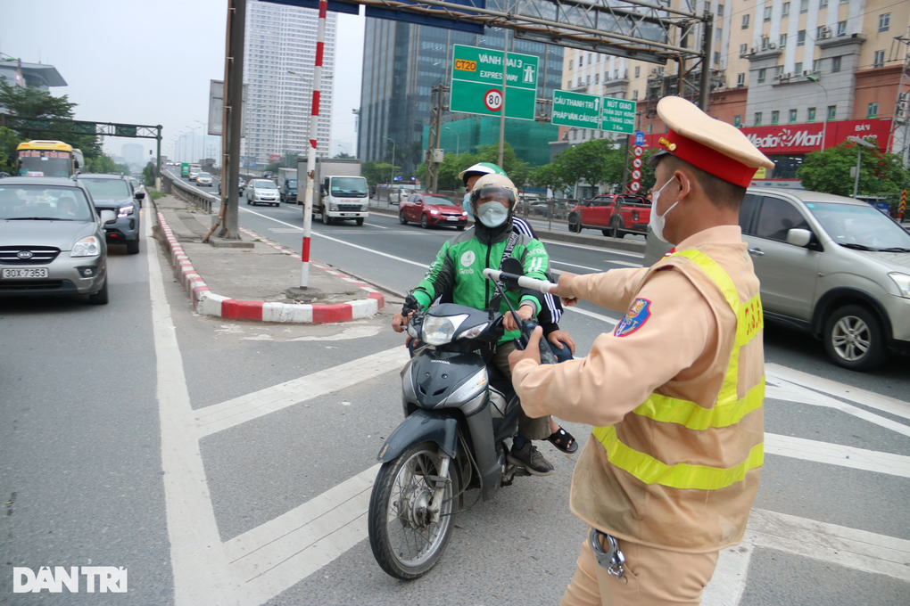 Kinh hãi cảnh loạt xe máy bất chấp chạy ngược chiều trên đường Vành đai 3 - 3 Kinh hãi cảnh loạt xe máy bất chấp chạy ngược chiều trên đường Vành đai 3 - 3
