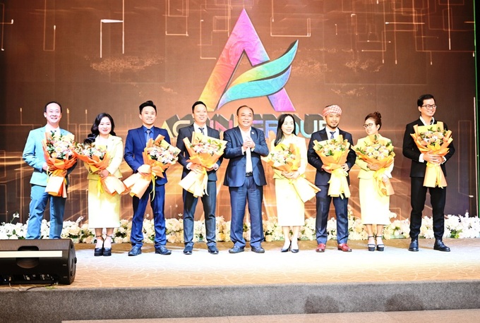 Đại diện Hội Doanh nghiệp trẻ tỉnh Khánh Hòa tặng hoa cho Ban lãnh đạo Again Group tại buổi ra mắt