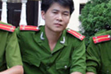 Thượng úy công an lao xuống sông cứu người