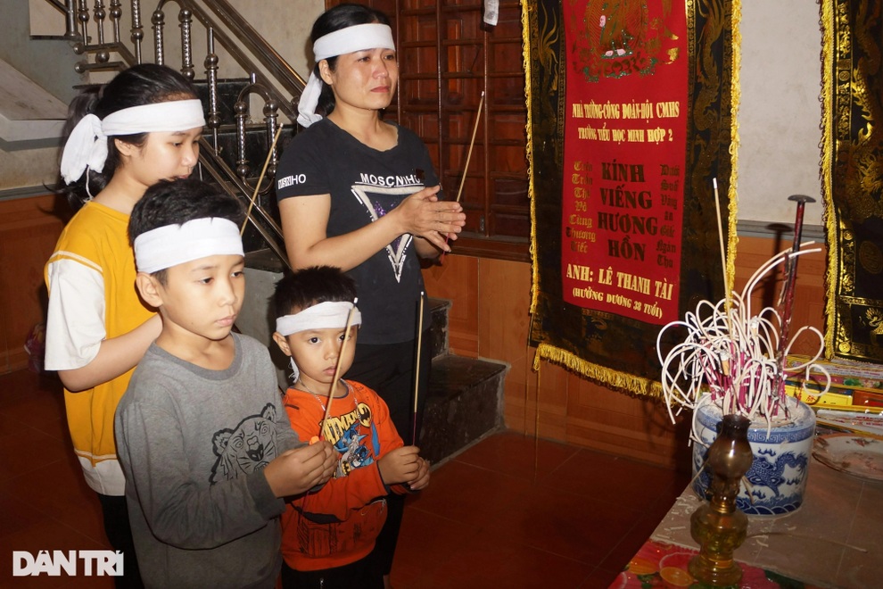 Cha bị máy cày đè tử vong, 3 đứa bé đầu đội khăn tang, tương lai mù mịt - 1 Cha bị máy cày đè tử vong, 3 đứa bé đầu đội khăn tang, tương lai mù mịt - 1