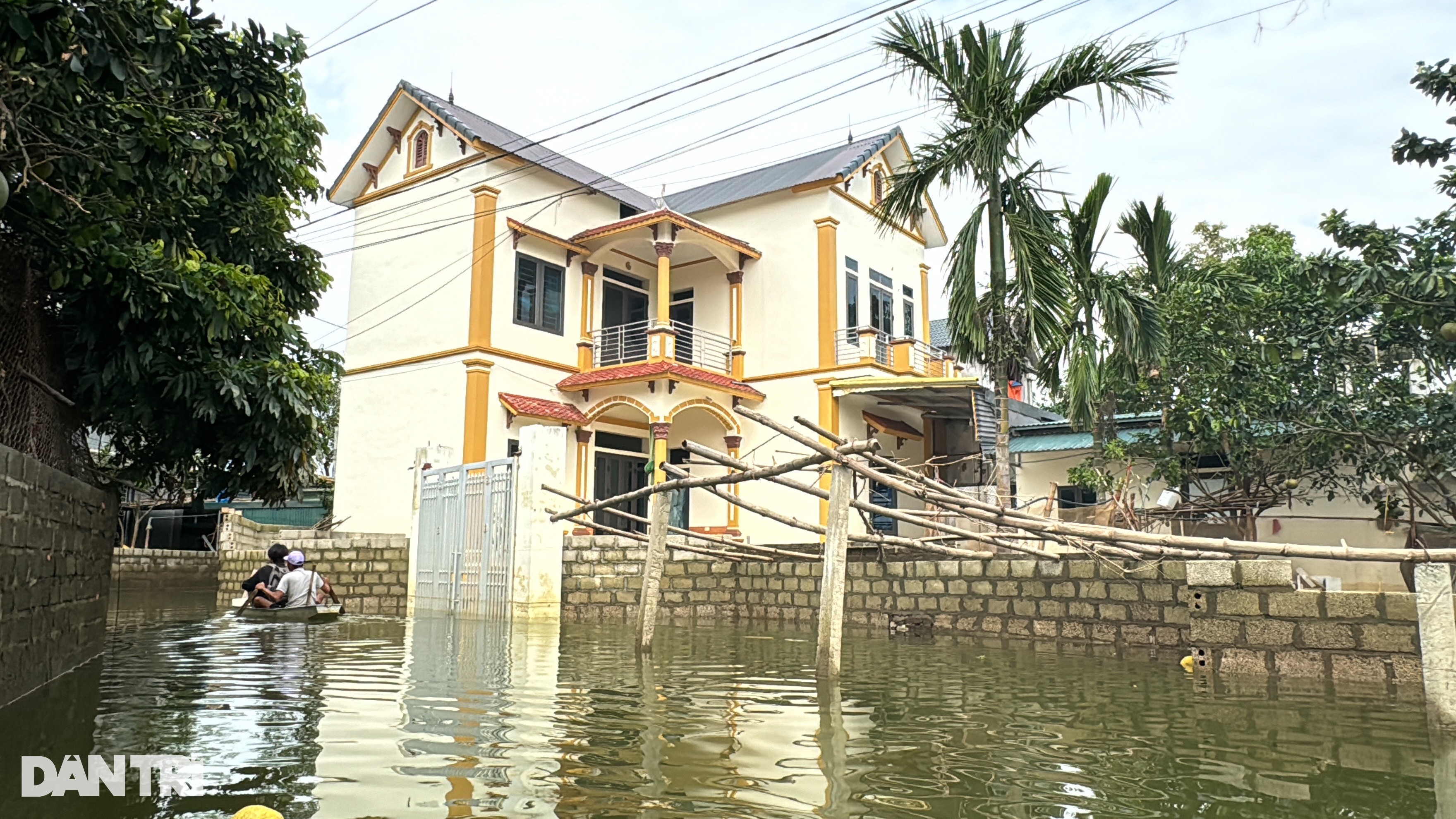 22 ngày cô lập vì ngập: Người Hà Nội bỏ biệt thự, nhà cao tầng đi ở nhờ - 1 22 ngày cô lập vì ngập: Người Hà Nội bỏ biệt thự, nhà cao tầng đi ở nhờ - 1
