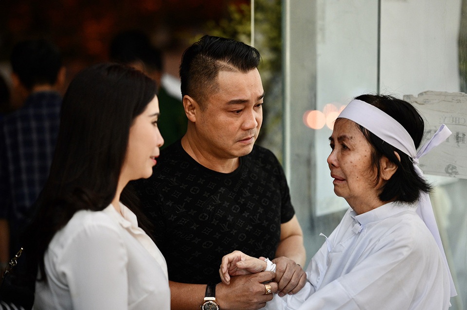 Vợ nghệ sĩ Nguyễn Chánh Tín nghẹn ngào trong tang lễ chồng - 15 Vợ nghệ sĩ Nguyễn Chánh Tín nghẹn ngào trong tang lễ chồng - 15