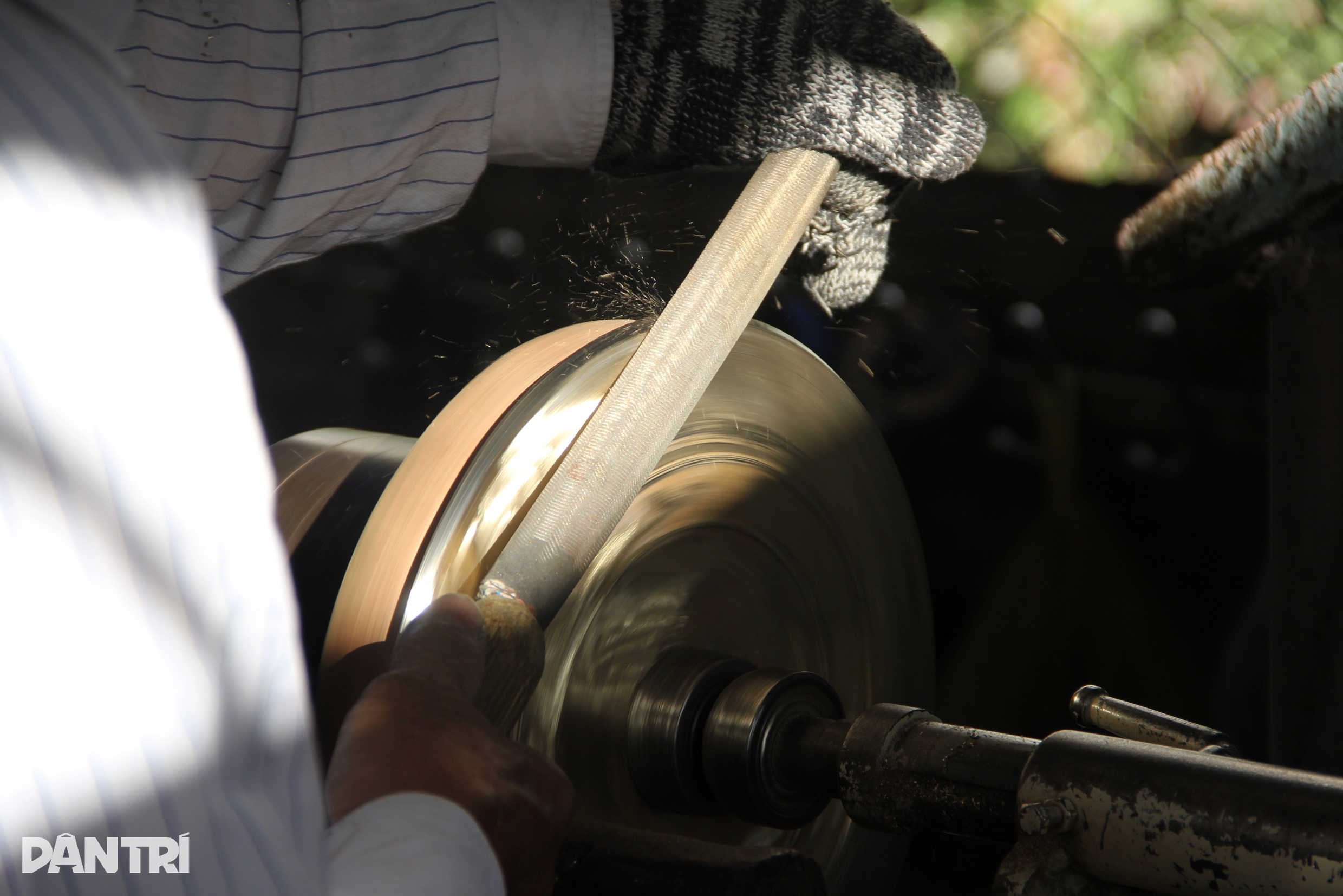 Praca całą noc, pocenie się i płacz, aby zarobić 1 milion VND - 11 Nghề thâu đêm đỏ lửa, đổ mồ hôi, sôi nước mắt kiếm 1 triệu đồng - 11