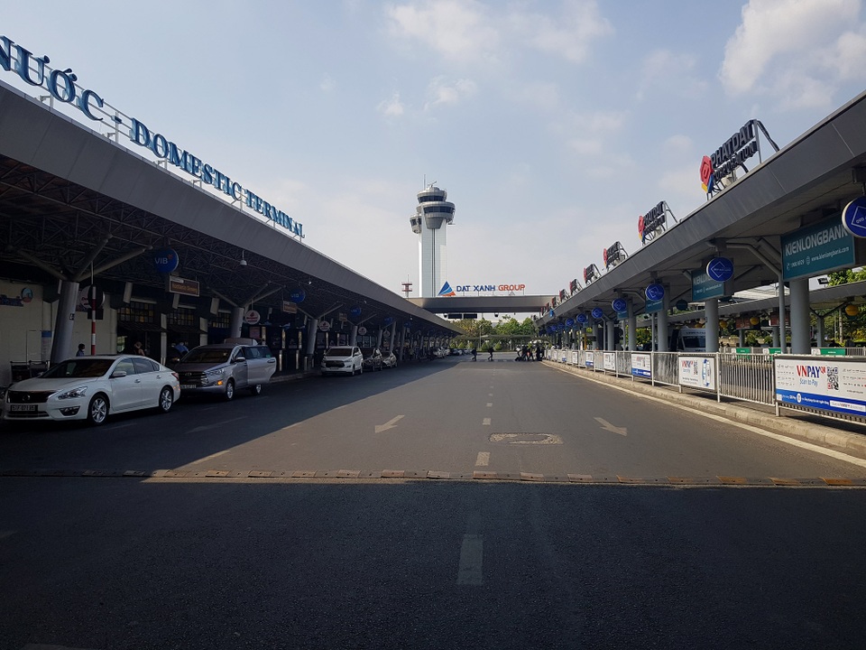 Sân bay Tân Sơn Nhất vắng ngắt sau lệnh dừng nhập cảnh - 16 Sân bay Tân Sơn Nhất vắng ngắt sau lệnh dừng nhập cảnh - 16