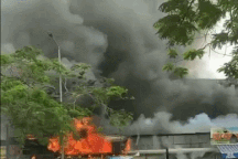 Quán thịt chó ở Hải Phòng bốc cháy, lửa thiêu rụi cả dãy cửa hàng