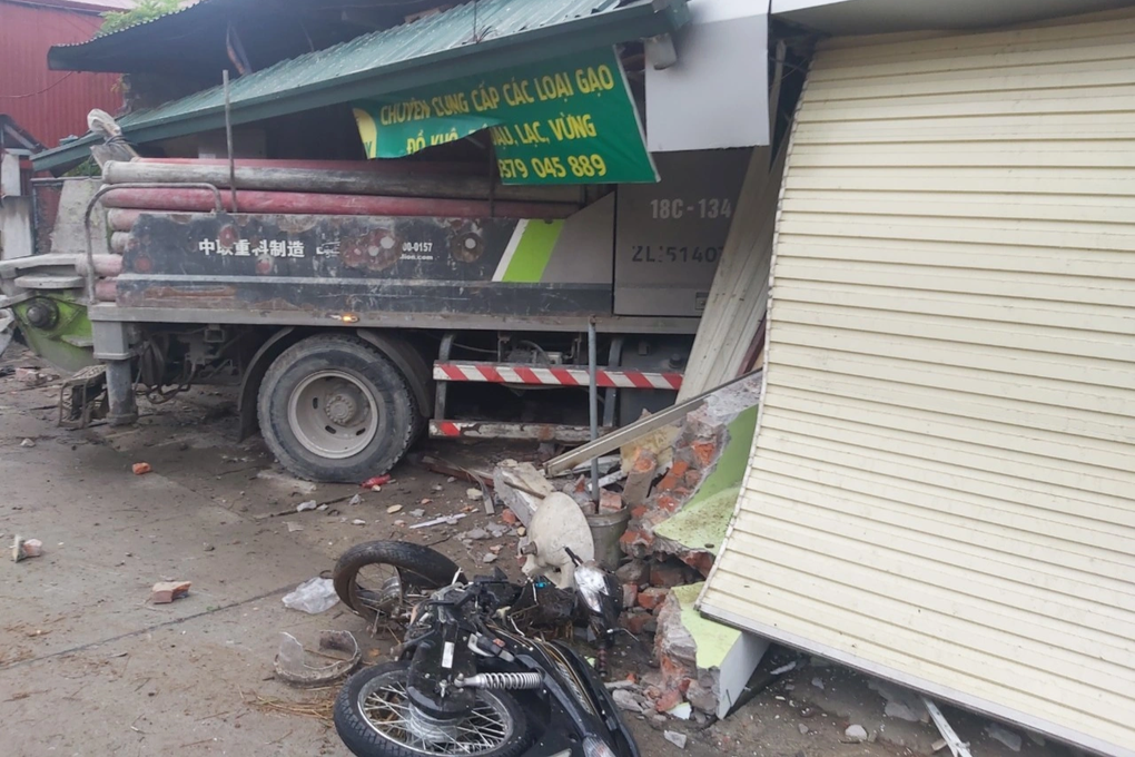 Xe bơm bê tông lao vào nhà dân, cảnh sát cắt cabin cứu tài xế - 1 Xe bơm bê tông lao vào nhà dân, cảnh sát cắt cabin cứu tài xế - 1