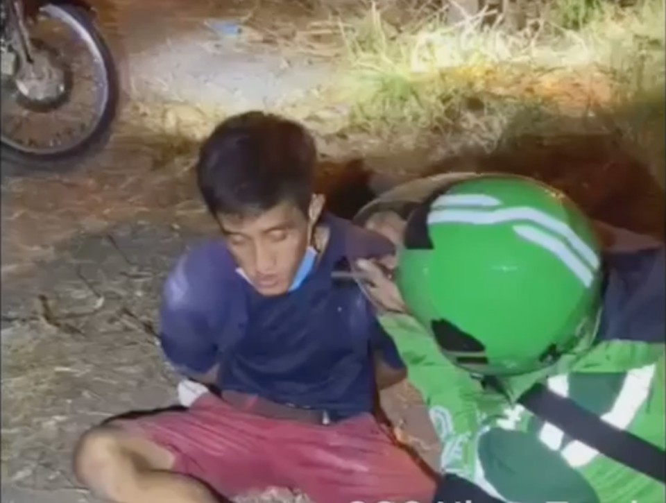 Thiếu nữ bị khống chế trong căn nhà hoang lúc nửa đêm - 1 Thiếu nữ bị khống chế trong căn nhà hoang lúc nửa đêm - 1