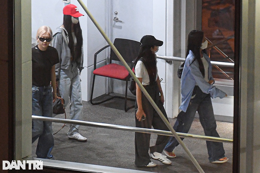Blackpink mặc đồ năng động, đeo túi hàng hiệu ở sân bay Nội Bài - 1 Blackpink mặc đồ năng động, đeo túi hàng hiệu ở sân bay Nội Bài - 1