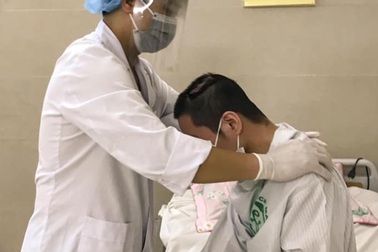 Những hình ảnh cảm động trong bệnh viện giữa tâm dịch Covid-19