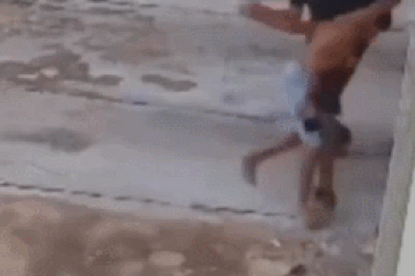 Clip "cậu bé dùng võ dạy kẻ bắt nạt to lớn một bài học" nổi bật tuần qua