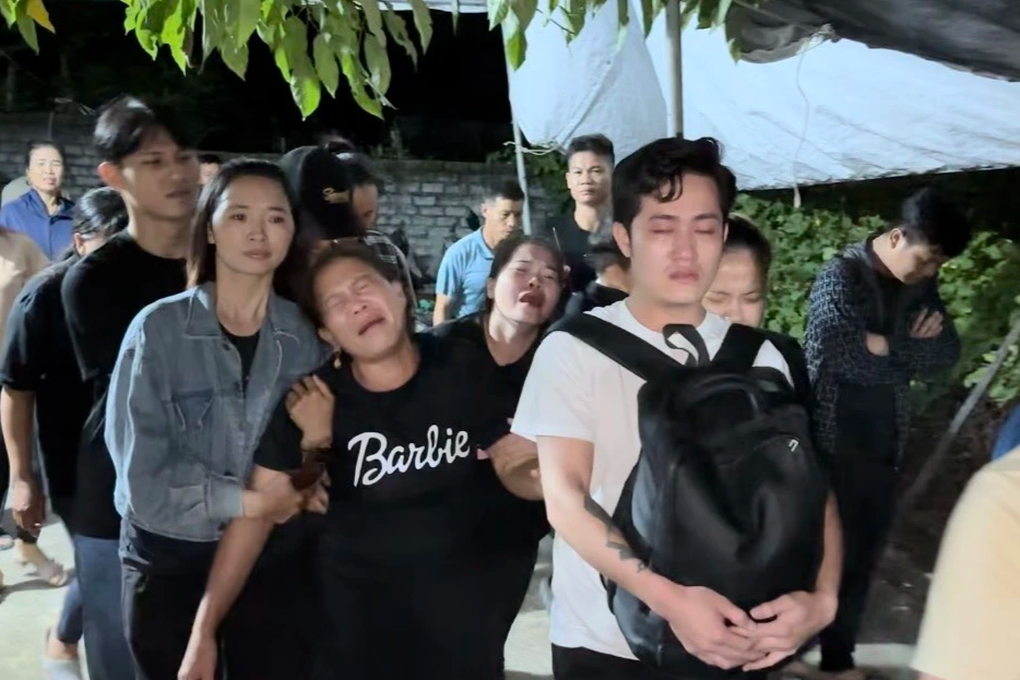 Rớt nước mắt hình ảnh con trai 6 tuổi ôm ba lô đựng tro cốt mẹ ở sân bay - 5 Rớt nước mắt hình ảnh con trai 6 tuổi ôm ba lô đựng tro cốt mẹ ở sân bay - 5