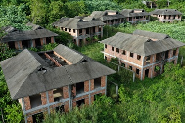 Hàng loạt biệt thự bỏ hoang ở ven biển Đà Nẵng