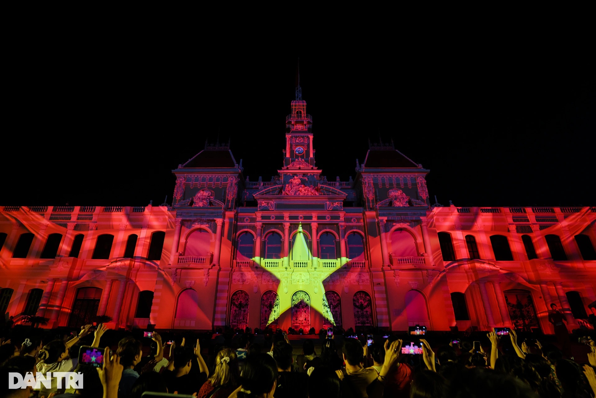 Tòa nhà UBND TPHCM lung linh trong đêm trình diễn 3D mapping quốc tế - 1 Tòa nhà UBND TPHCM lung linh trong đêm trình diễn 3D mapping quốc tế - 1