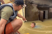 Bé trai Bắc Giang bơi qua dòng nước lũ, chỉ xin lọ dầu gió cho bà