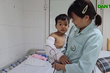 Mẹ góa khẩn cầu sự sống cho con trai 2 tuổi mắc bệnh hiểm