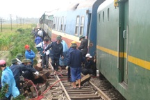 Nỗ lực giải cứu 7 toa tàu trật bánh