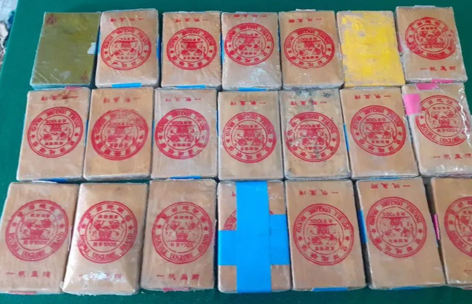 Thêm 21 gói nghi ma túy trôi dạt vào bờ biển Thừa Thiên Huế - 2 Thêm 21 gói nghi ma túy trôi dạt vào bờ biển Thừa Thiên Huế - 2