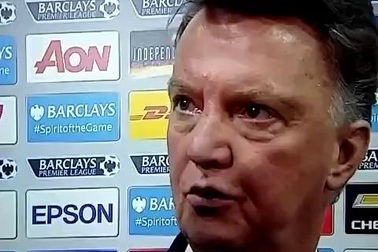 HLV Van Gaal minh họa với phóng viên