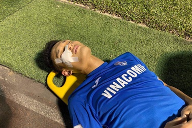 Hậu vệ Than Quảng Ninh rời sân trên xe cấp cứu, khâu ba mũi