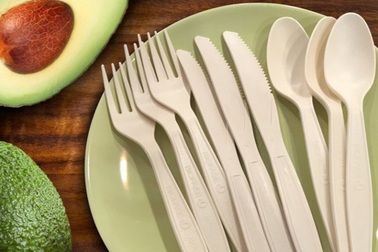 Bất ngờ sản phẩm thìa, ống hút làm từ hạt bơ thân thiện với môi trường