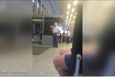 Cụ ông ôm hoa đón vợ ở sân bay “gây bão” vì độ lãng mạn