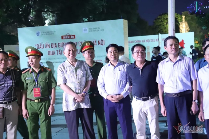 Đại tướng Tô Lâm say sưa hoà cùng dòng người thưởng thức dàn kèn bên Hồ Gươm - Ảnh 3. Đại tướng Tô Lâm say sưa hoà cùng dòng người thưởng thức dàn kèn bên Hồ Gươm - Ảnh 3.