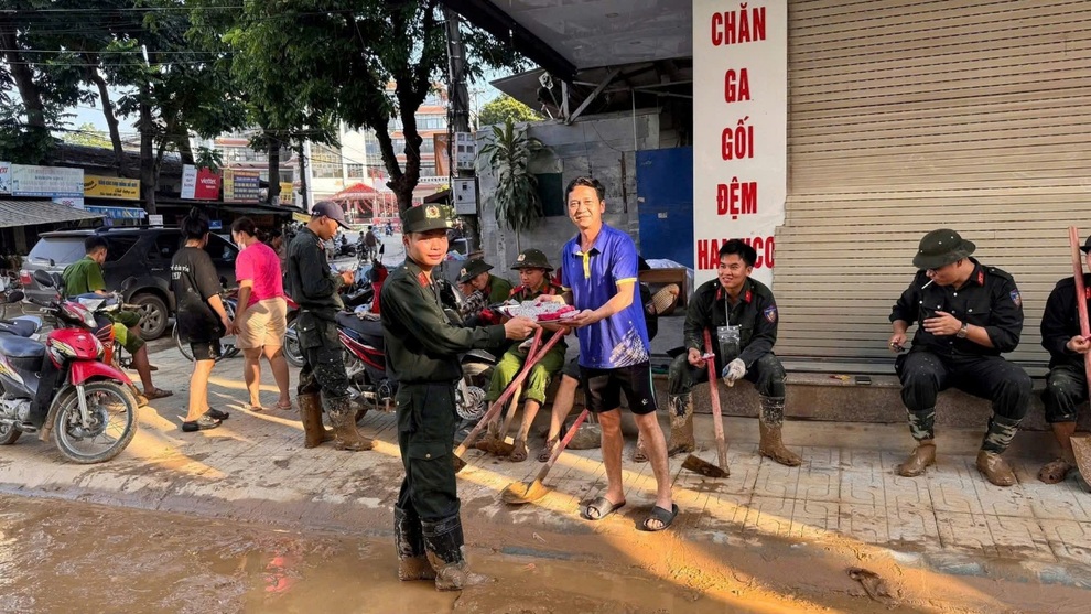 Người Thái Nguyên đứng kín 2 bên đường, bịn rịn chào tạm biệt các chiến sỹ - 1 Người Thái Nguyên đứng kín 2 bên đường, bịn rịn chào tạm biệt các chiến sỹ - 1