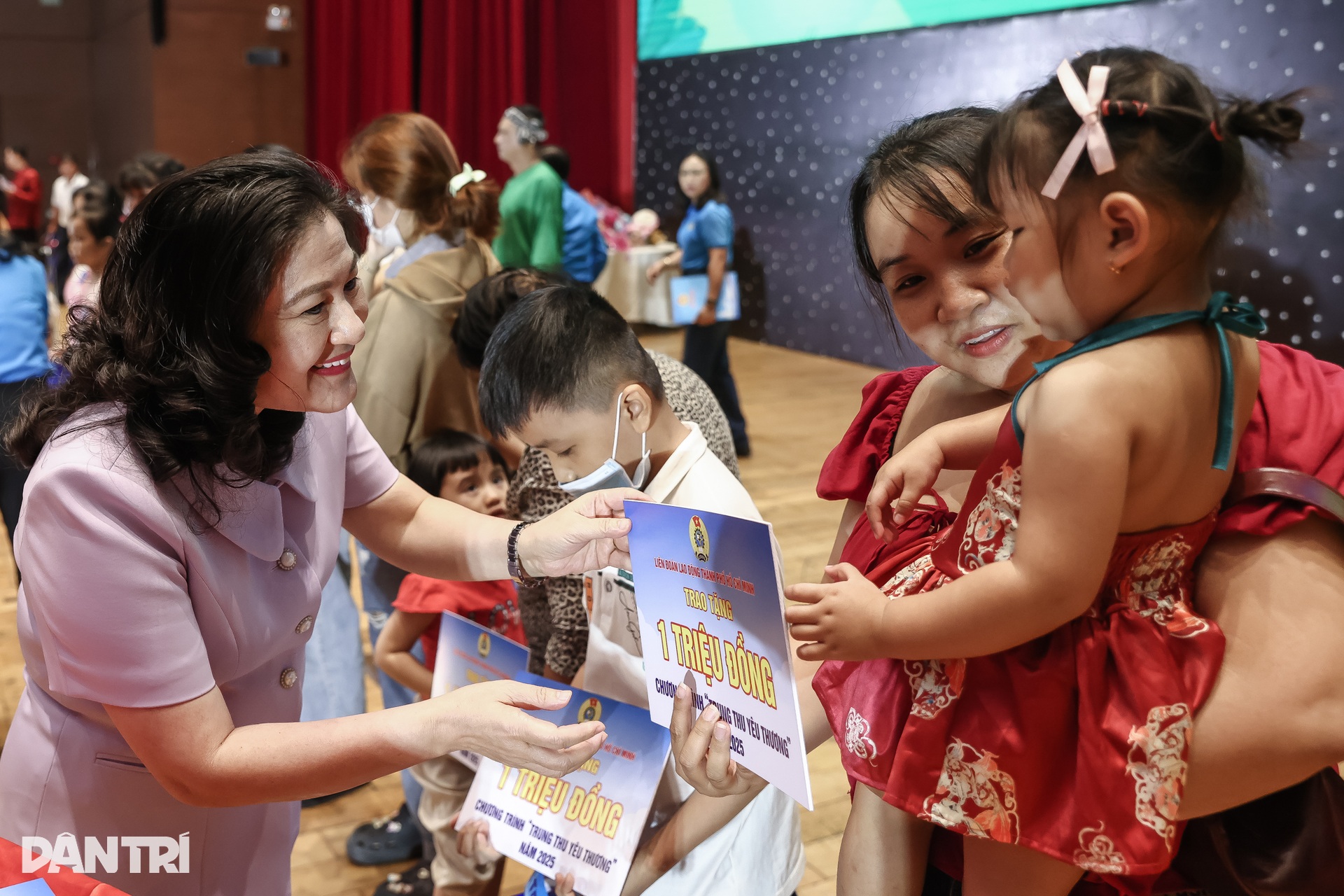Dàn hoa hậu, á hậu và nghệ sĩ rộn ràng phá cỗ cùng 1.000 trẻ em ở TPHCM - 2 Dàn hoa hậu, á hậu và nghệ sĩ rộn ràng phá cỗ cùng 1.000 trẻ em ở TPHCM - 2