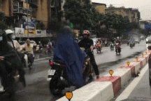 Hành động cứng rắn của “anh Tây” khi phát hiện xe máy đi ngược chiều