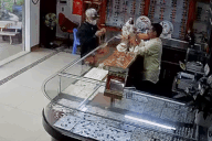 Vụ cướp tiệm vàng ở Thái Nguyên: Ông chủ kể phút trèo qua tủ kính truy đuổi