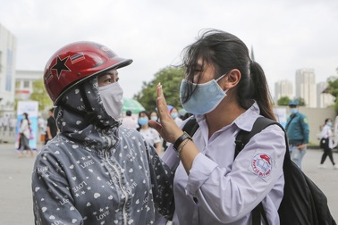 Muôn vẻ cảm xúc thí sinh sau buổi thi đầu tiên tốt nghiệp THPT