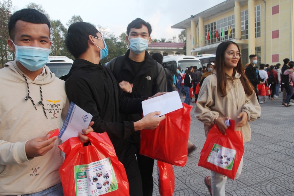 Ấm áp những chuyến xe miễn phí về Tết cho sinh viên vùng bão lũ - 6 Ấm áp những chuyến xe miễn phí về Tết cho sinh viên vùng bão lũ - 6