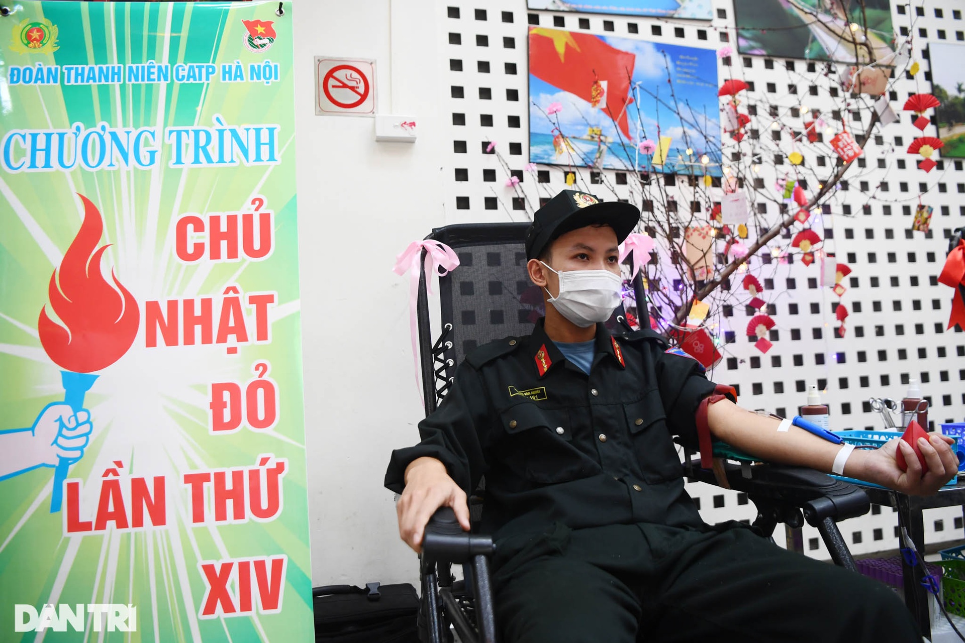 Hàng trăm chiến sĩ trẻ Công an Hà Nội tham gia hiến máu cứu người - 8 Hàng trăm chiến sĩ trẻ Công an Hà Nội tham gia hiến máu cứu người - 8