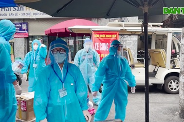 Xe điện tour du lịch phố cổ chuyển đồ tiếp tế trong khu phong tỏa