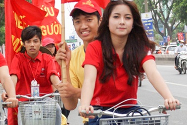 Nam thanh nữ tú đạp xe kêu gọi hiến máu cứu người