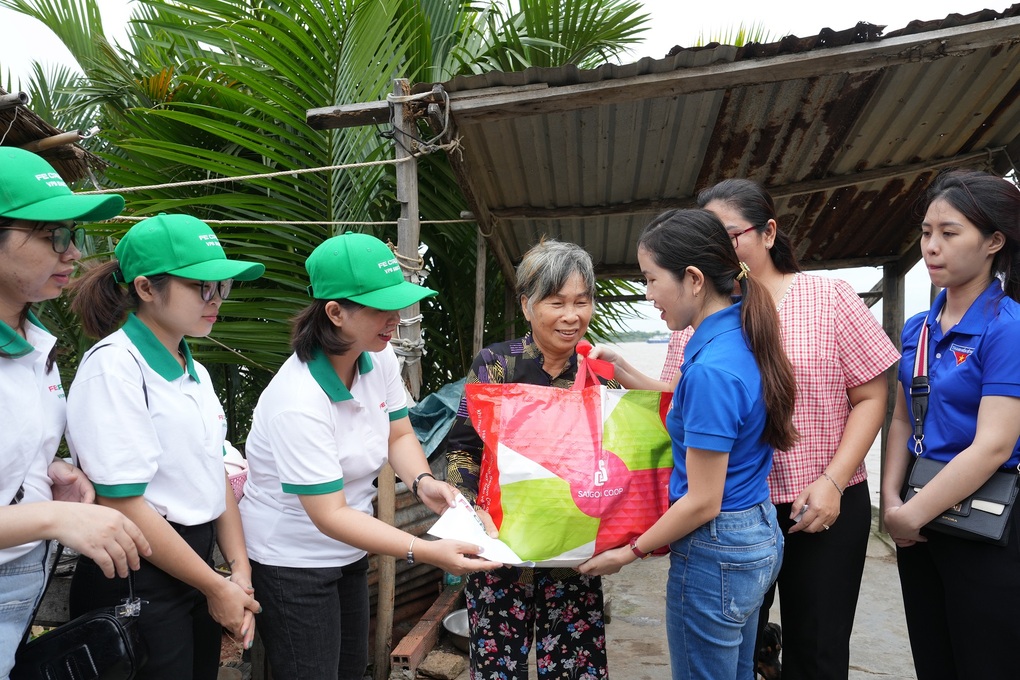 FE Credit mang Xuân chia sẻ - Tết yêu thương đến bà con nghèo huyện Cần Giờ - 4 FE Credit mang Xuân chia sẻ - Tết yêu thương đến bà con nghèo huyện Cần Giờ - 4